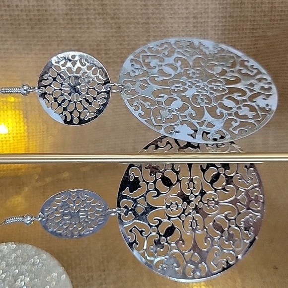 WHISPER WEIGHT CUT MEDALLION EARRINGS - Picture 6 of 8